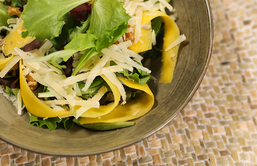 Insalata di noci, mango e pecorino di fossa a scaglie